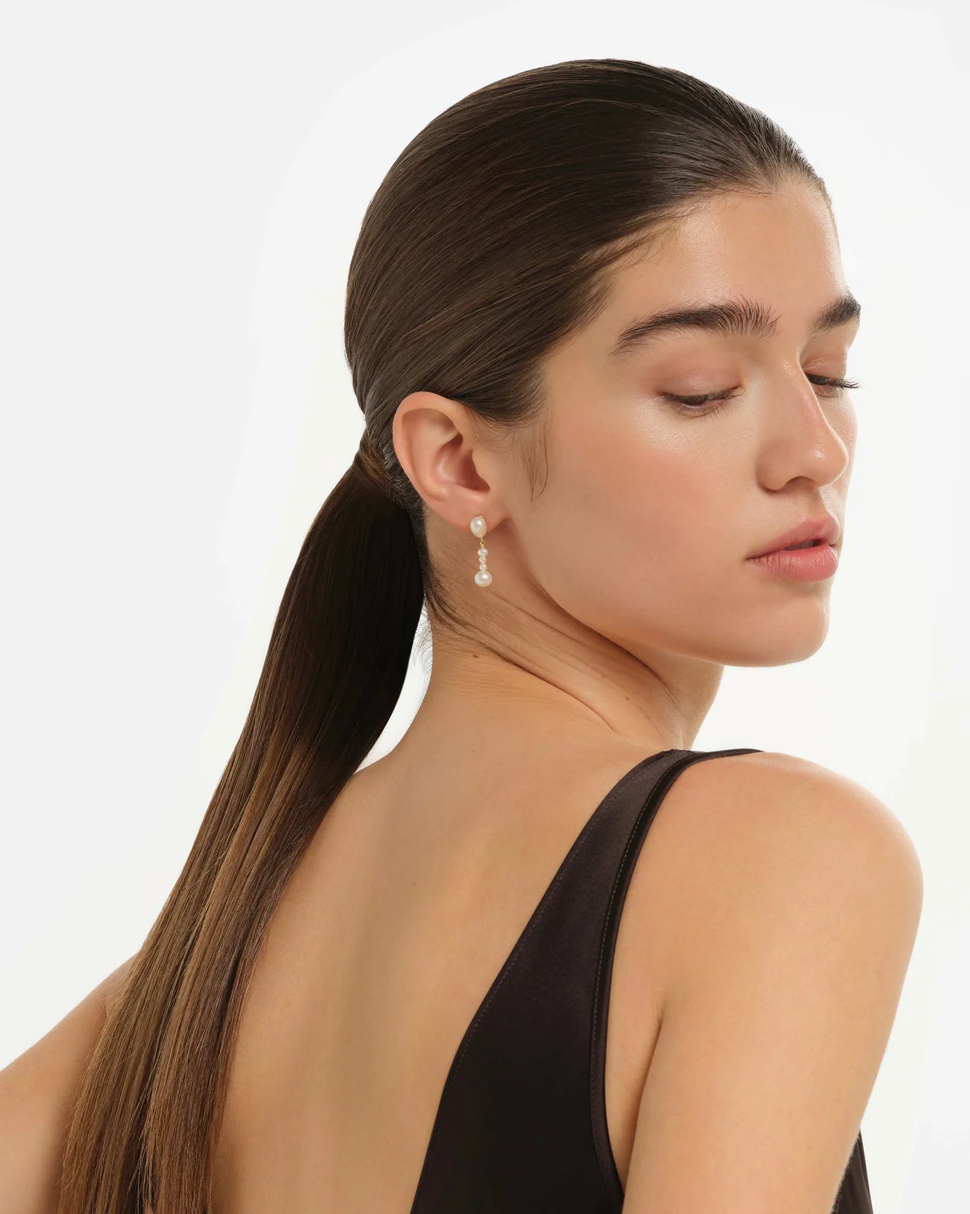 Pendolo Graduating Freshwater Pearl Hoop Earrings in 18K Gold Vermeil by Handiora